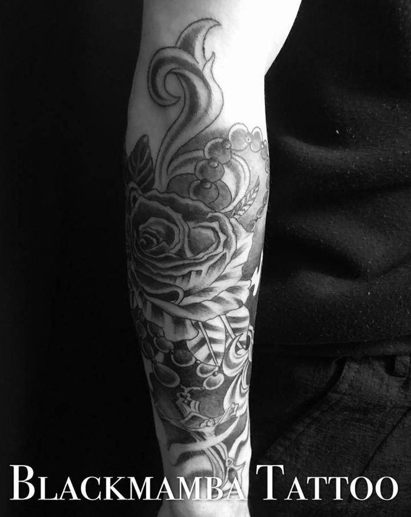 Faith纹身图片_手臂New School玫瑰十字架耶稣纹身图案