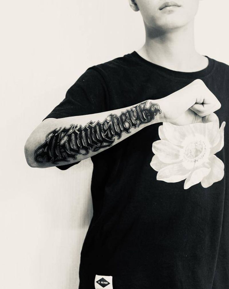 手臂花体英文纹身图片_手臂Old School花体字英文纹身图案