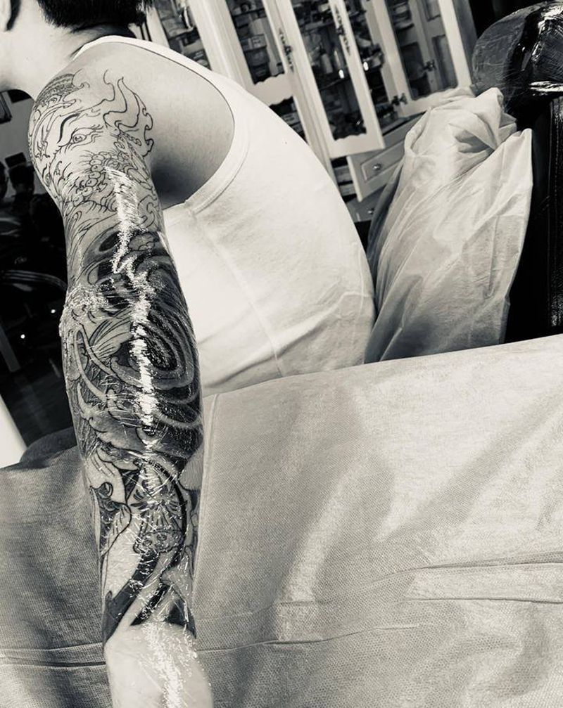 花臂进行时纹身图片_手臂新传统花臂纹身图案