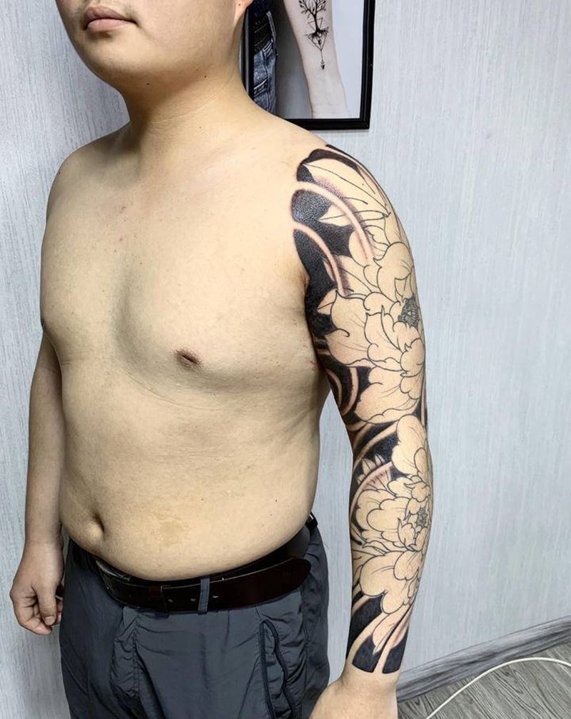 牡丹花臂纹身图片_手臂新传统牡丹纹身图案