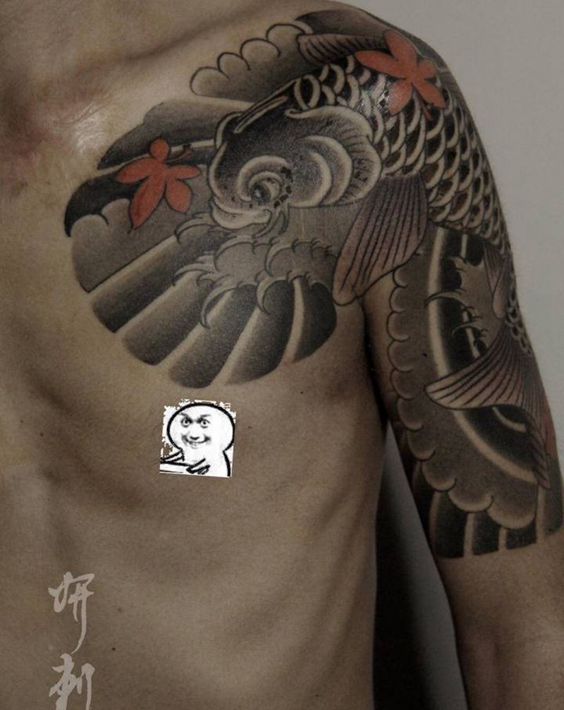 日式 鲤鱼半甲纹身图片_胸部手臂老传统新传统鲤鱼枫叶板雾纹身图案