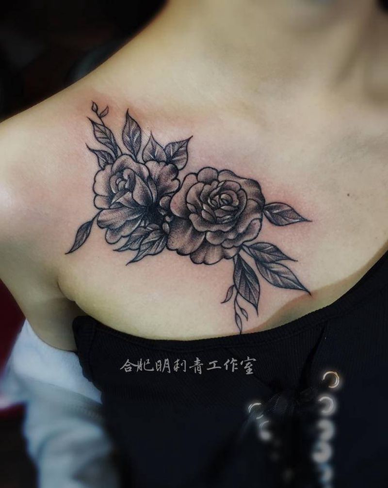 美女素花纹身图片_胸部点刺纹身图案