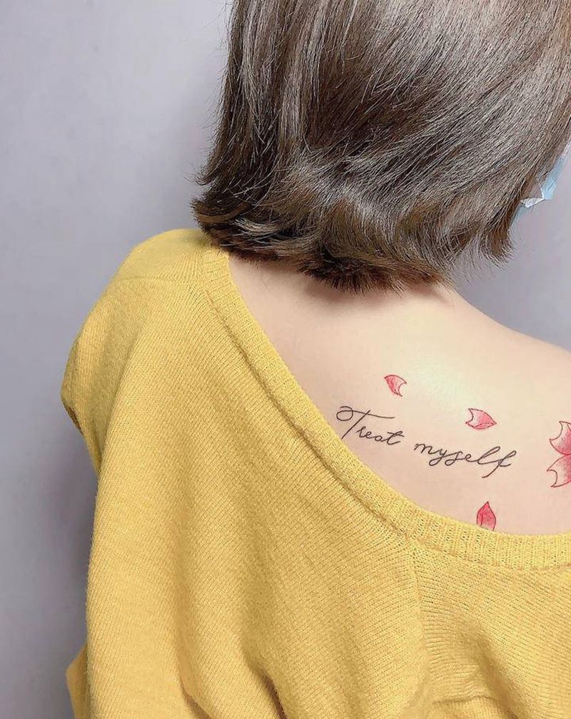 肩胛樱花纹身图片_肩部花体字樱花纹身图案