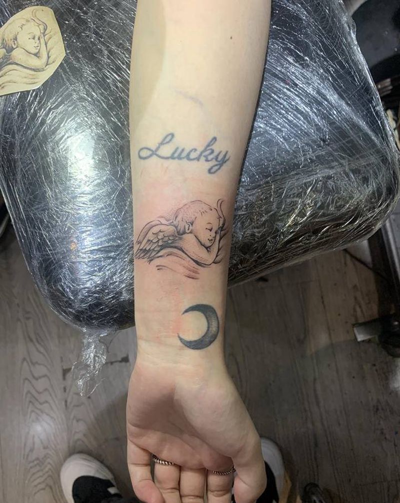 小天使纹身图片_手臂手部欧美写实点刺天使宝宝纹身图案