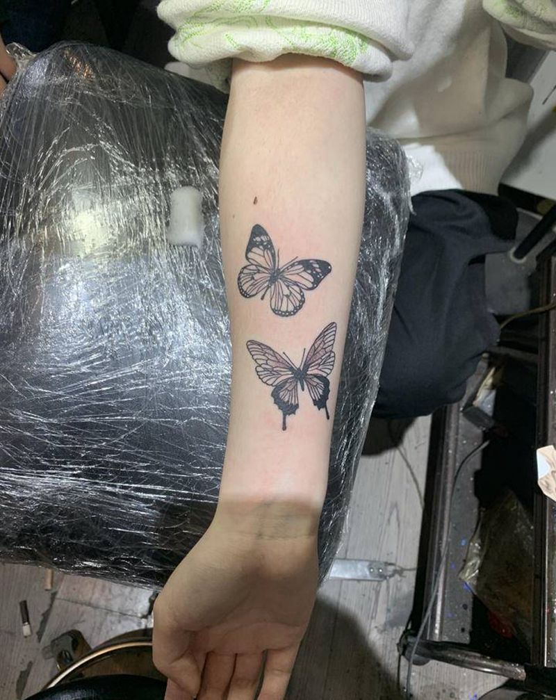 福蝶纹身图片_手臂手部欧美写实新传统蝴蝶黑灰小清新纹身图案