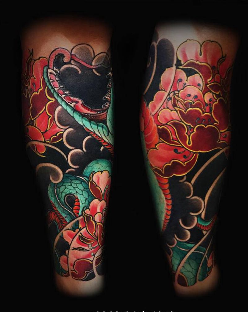 传统包小腿纹身图片_腿部老传统蛇牡丹纹身图案