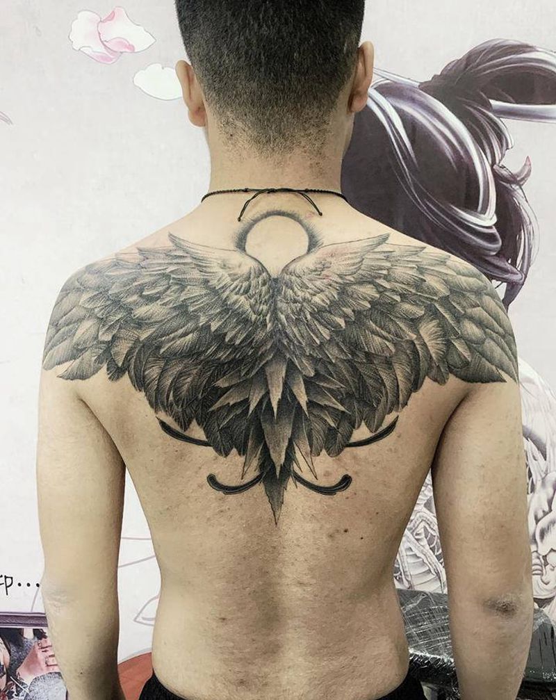 翅膀圆针纹身图片_背部点刺欧美写实纹身图案