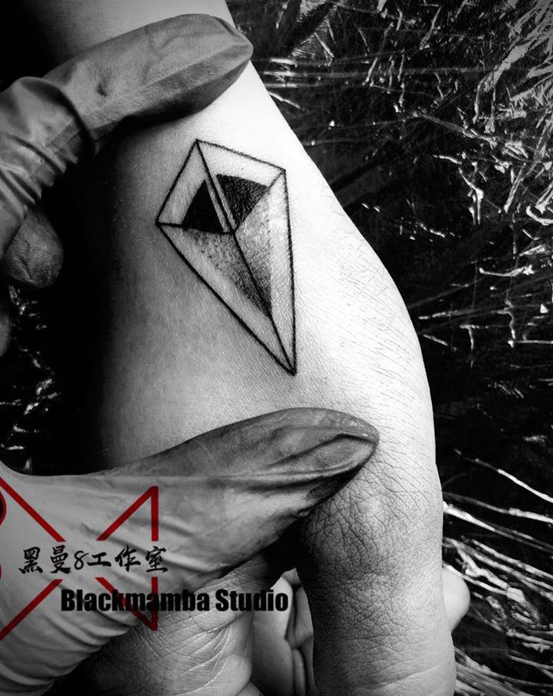 简约几何纹身图片_手部点刺几何三角纹身图案