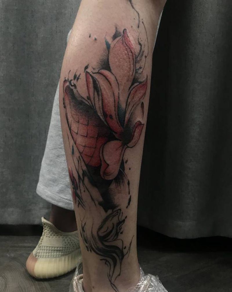 荷花鱼纹身图片_腿部水彩纹身图案