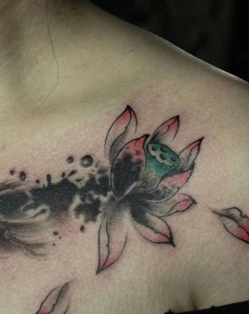 遮盖纹身图片_胸部肩部水彩水墨荷花 遮盖纹身图案