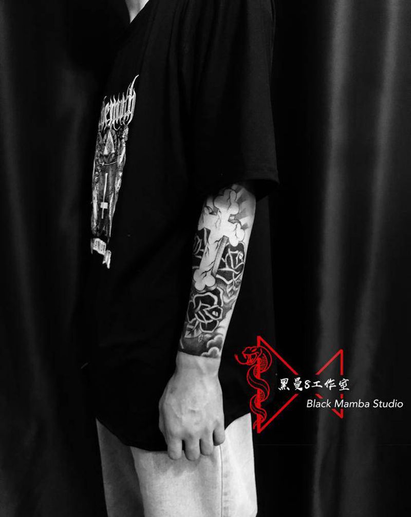 十字架玫瑰纹身图片_手臂New School十字架玫瑰纹身图案