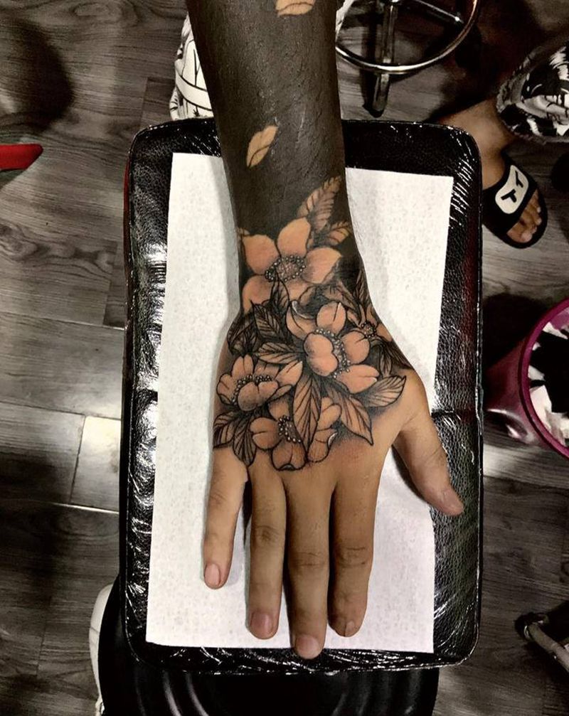 花手纹身图片_手部手臂纹身图案