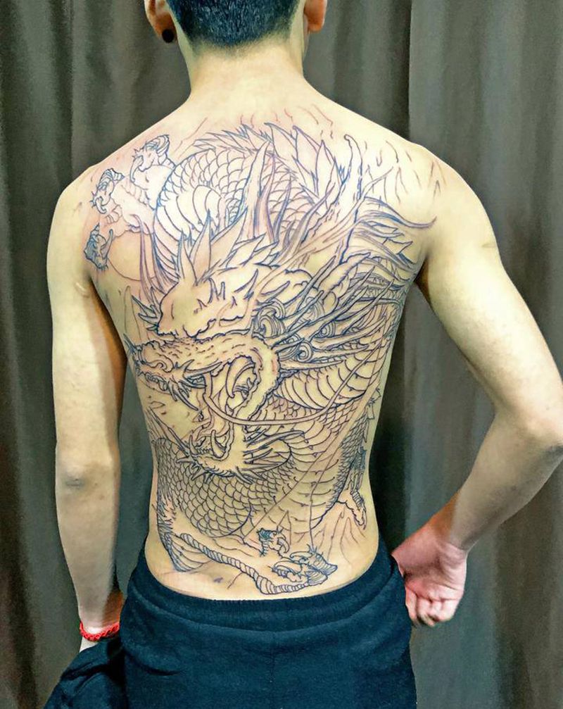 满背龙未完纹身图片_背部腰部新传统龙纹身图案