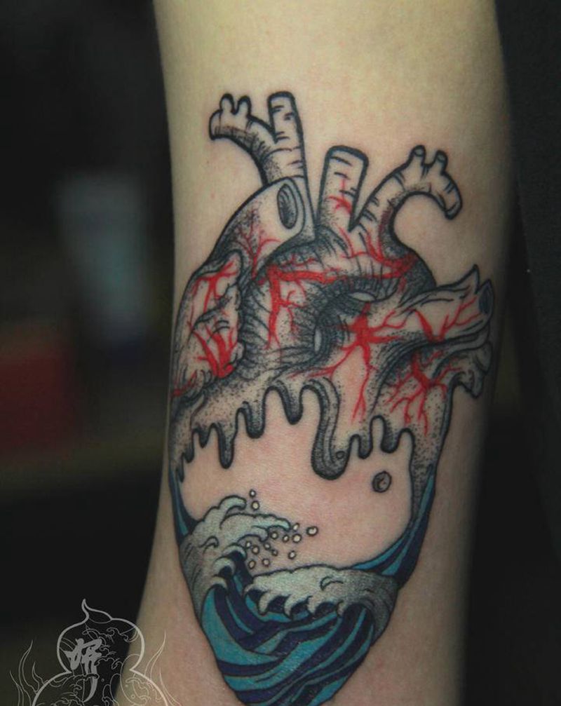 遮盖字母纹身图片_手臂点刺新传统心脏 海浪纹身图案