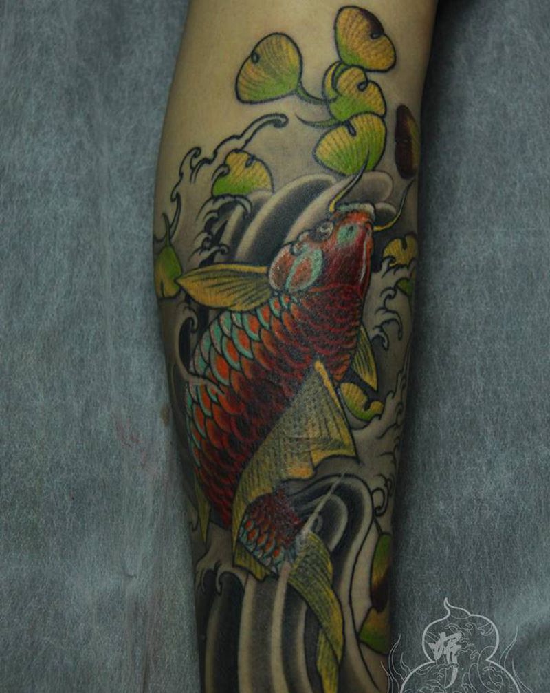 小腿鲤鱼 遮盖旧纹身纹身图片_腿部老传统新传统鲤鱼银杏浪花纹身图案