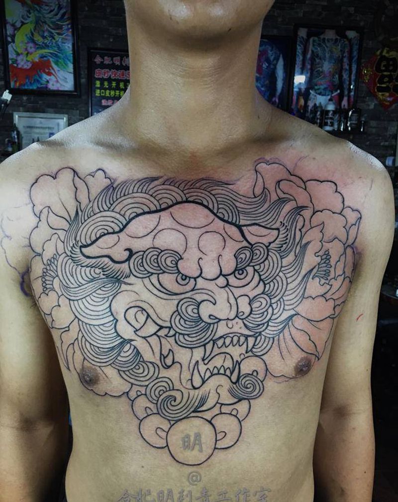 花胸唐狮割线纹身图片_胸部老传统纹身图案