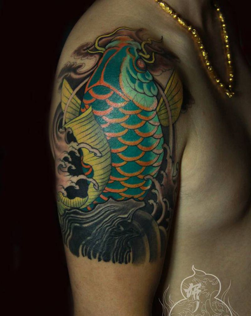鲤鱼遮盖图腾纹身图片_手部手臂老传统新传统鲤鱼 石头纹身图案