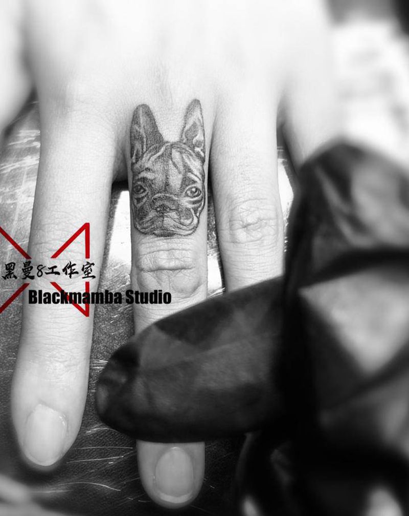 遮盖～法斗纹身图片_手部欧美写实法斗宠物纹身图案