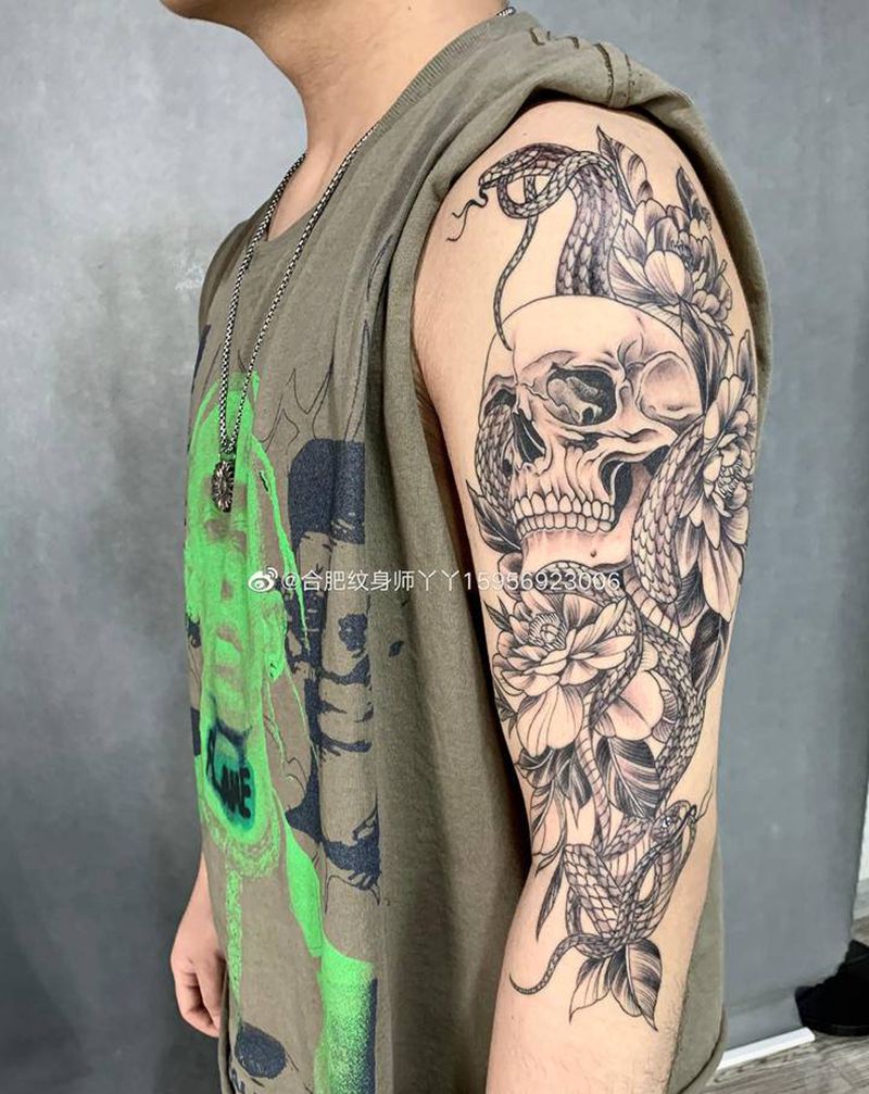 大臂骷髅 花与蛇纹身图片_手臂Old School骷髅花蛇纹身图案