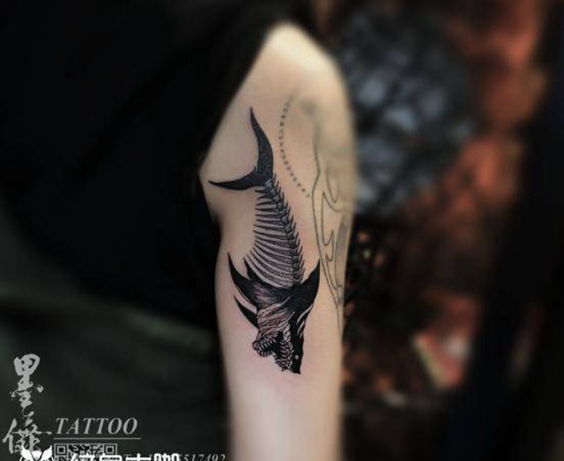 手臂tattoo纹身图片_手臂鱼纹身图案