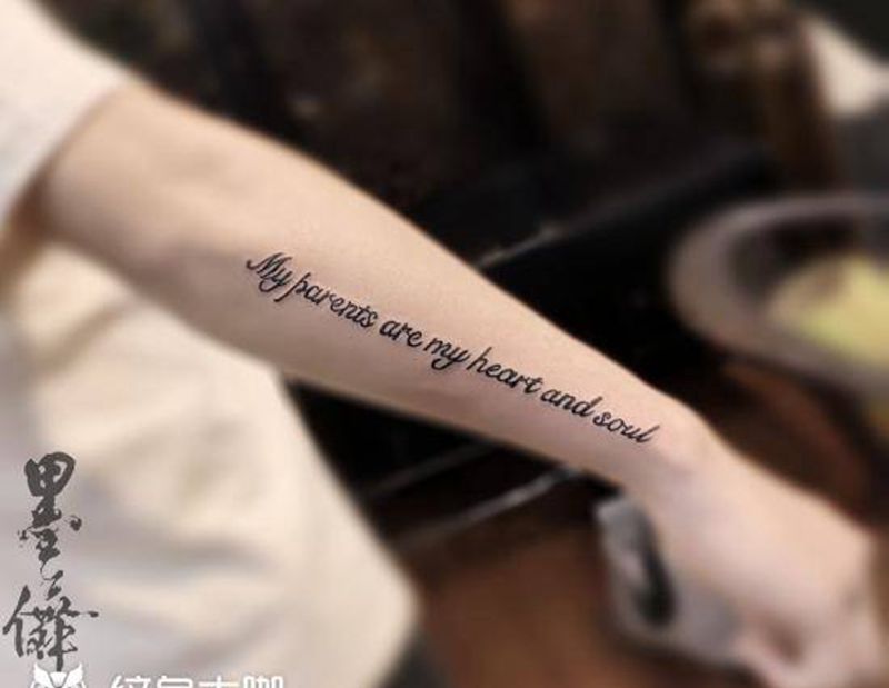 小手臂字母tattoo纹身图片_手臂纹身图案