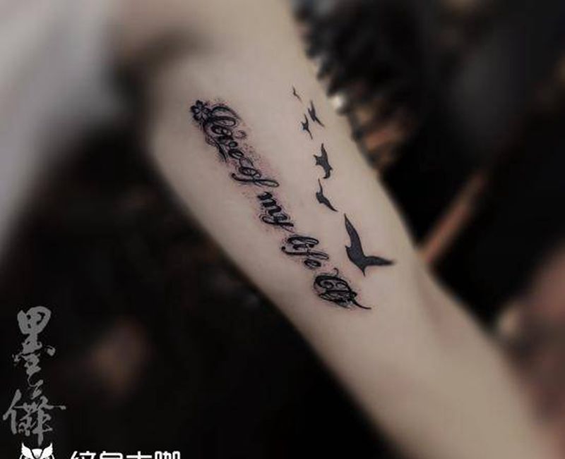 字母tattoo纹身图片_手臂纹身图案