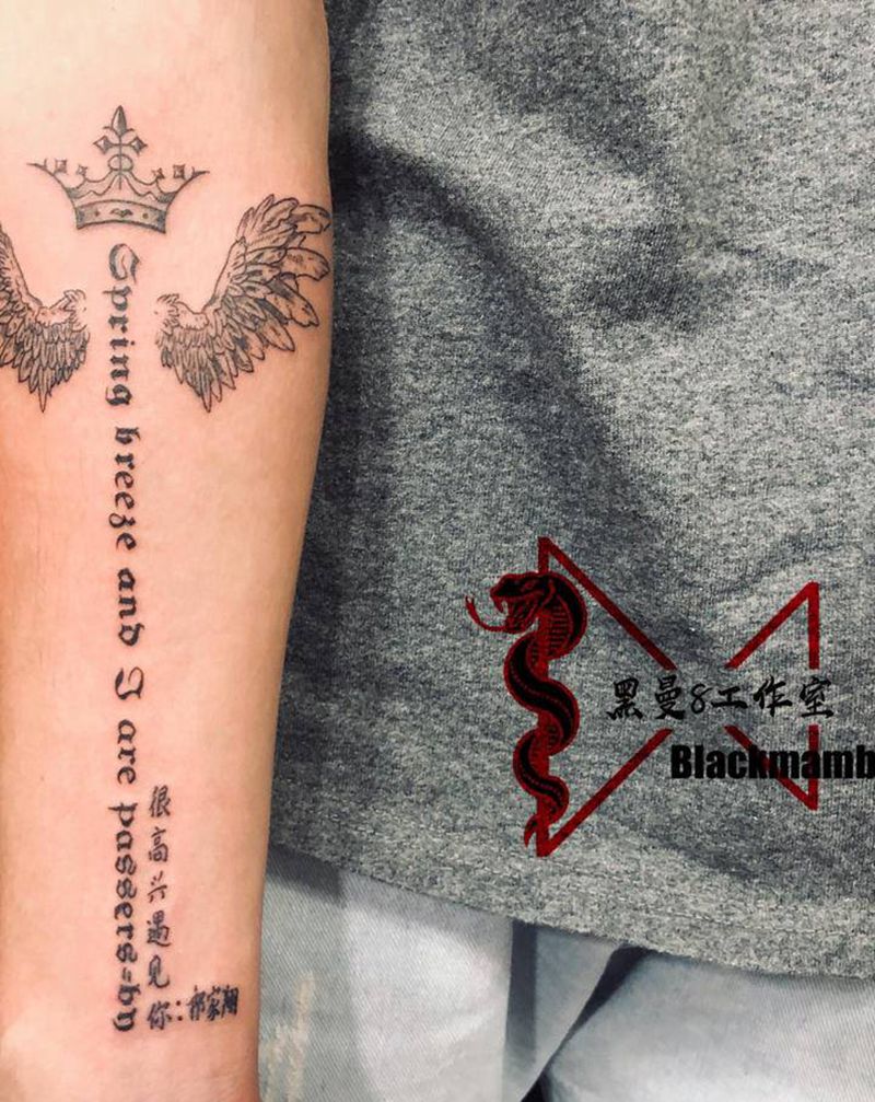 Fly纹身图片_手臂欧美写实花体字翅膀皇冠字纹身图案
