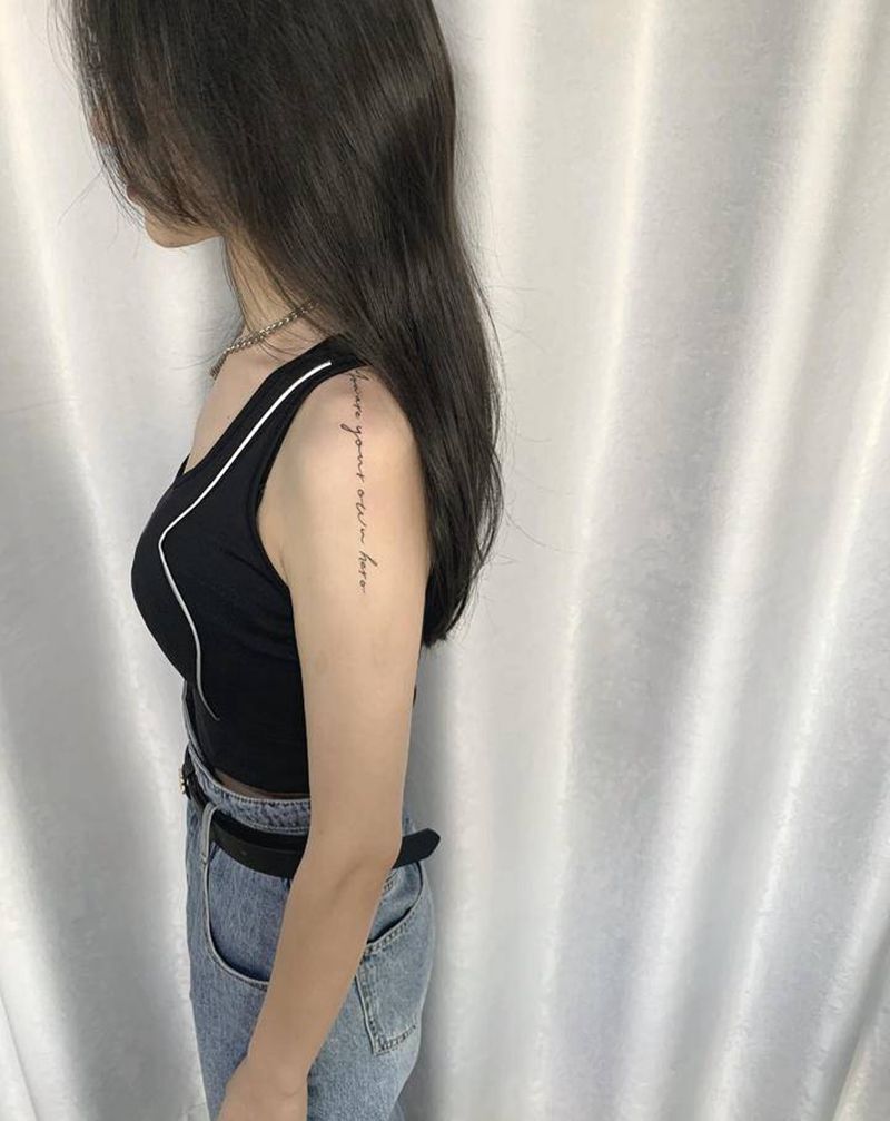肩胛英文纹身图片_肩部花体字小清新纹身图案