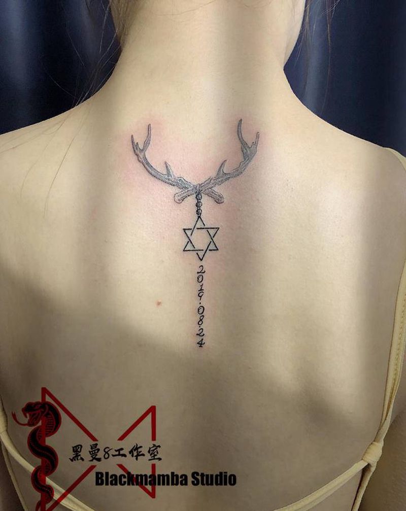 寓纹身图片_背部欧美写实小清新鹿角六芒星纹身图案
