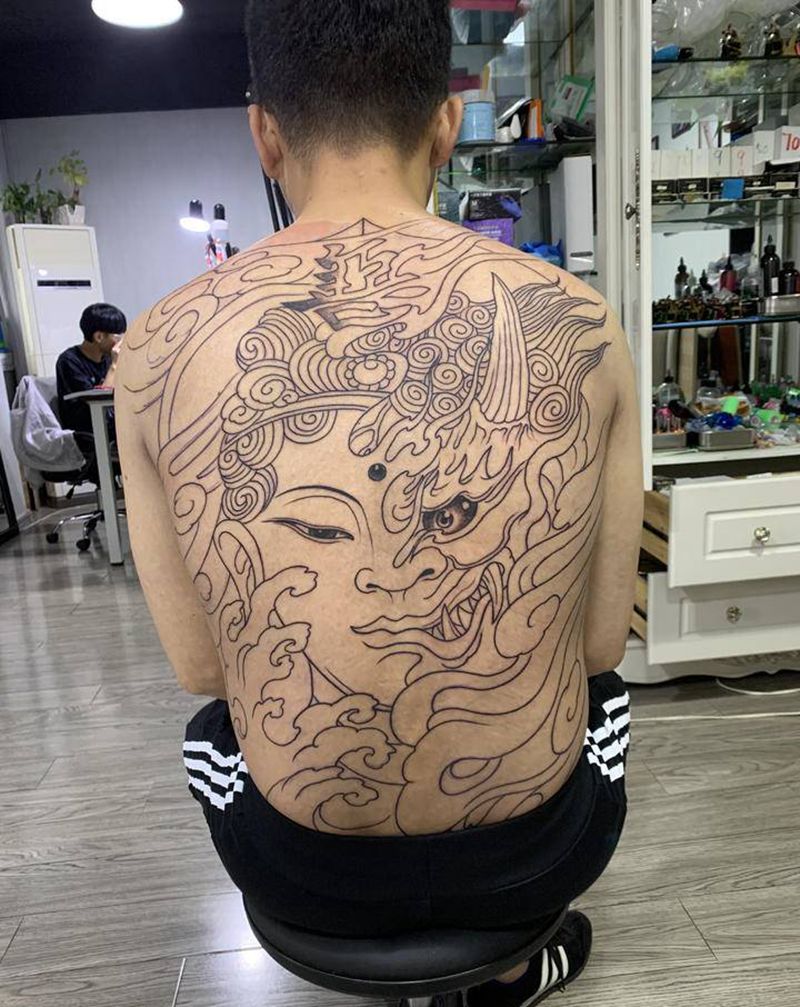 满背线条魔与佛纹身图片_背部新传统魔与佛满背传统纹身图案