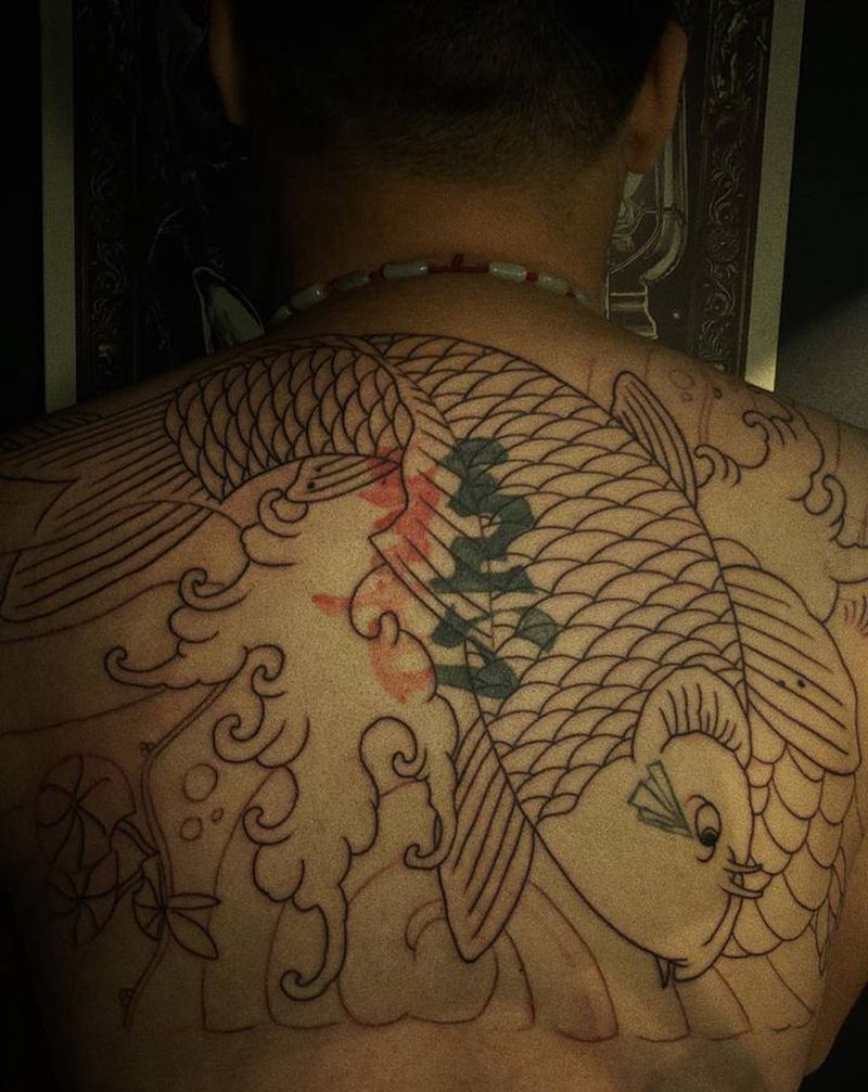 鱼遮盖纹身图片_背部老传统纹身图案