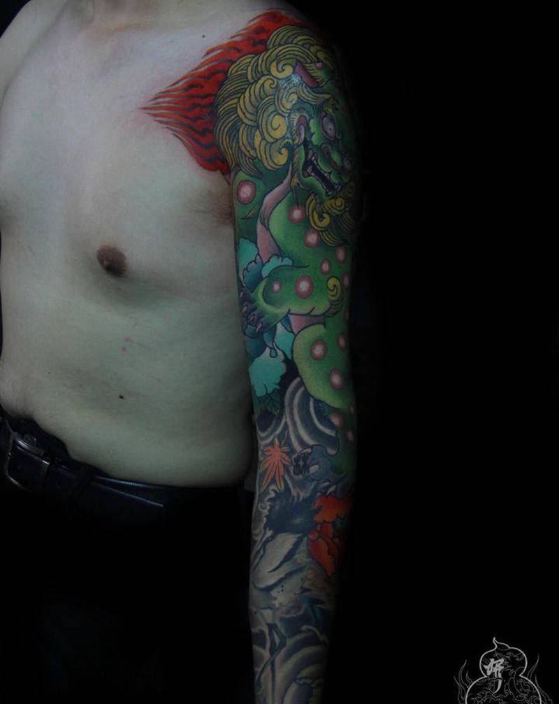 唐狮花臂纹身图片_肩部手臂新传统唐狮子牡丹花纹身图案