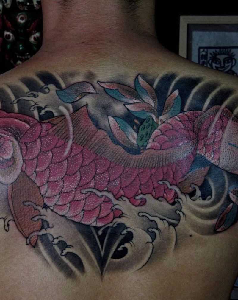 后背 鲤鱼纹身图片_背部新传统鲤鱼荷花纹身图案