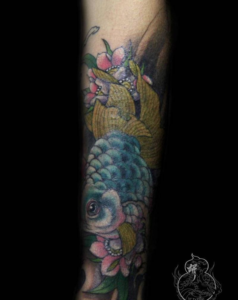 遮盖纹身图片_手臂新传统金鱼樱花纹身图案