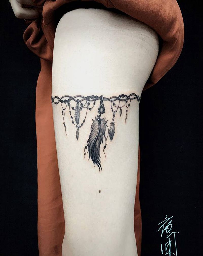 羽毛推环纹身图片_腿部水墨欧美写实纹身图案