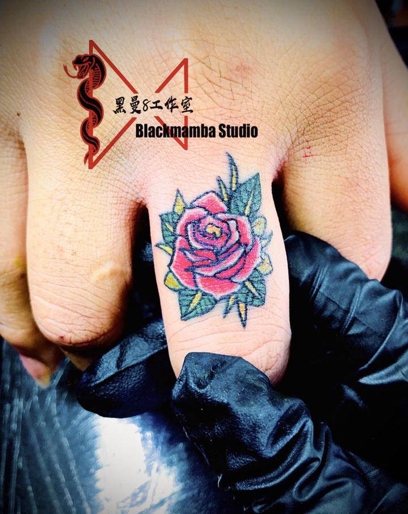 玫瑰纹身图片_手部Old SchoolNew School玫瑰花纹身图案