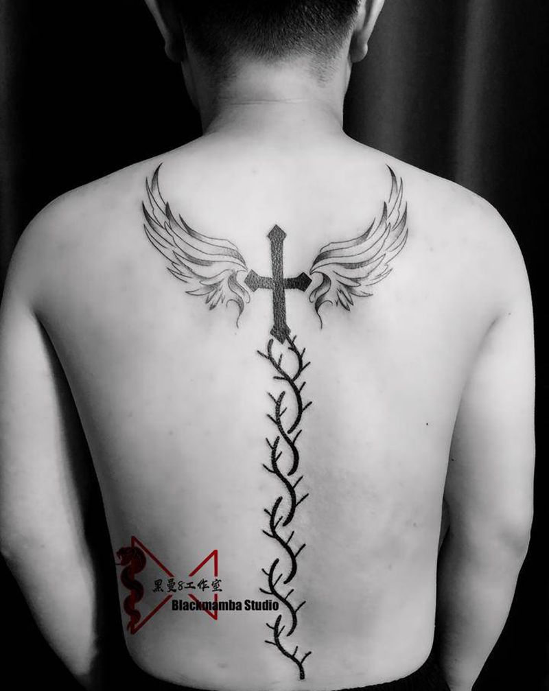 荆棘藤蔓纹身图片_背部图腾藤蔓翅膀十字架纹身图案