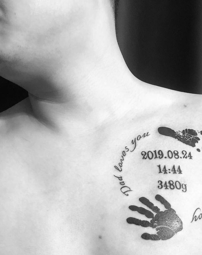 父爱纹身图片_胸部花体字图腾手掌脚印数字纹身图案