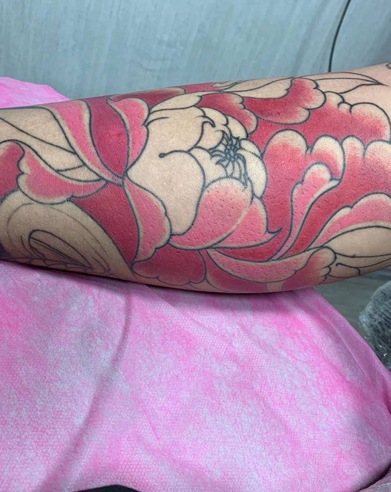 上色中纹身图片_腿部新传统牡丹纹身图案