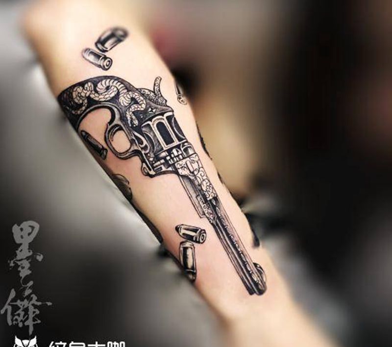 手臂手枪tattoo纹身图片_手臂纹身图案