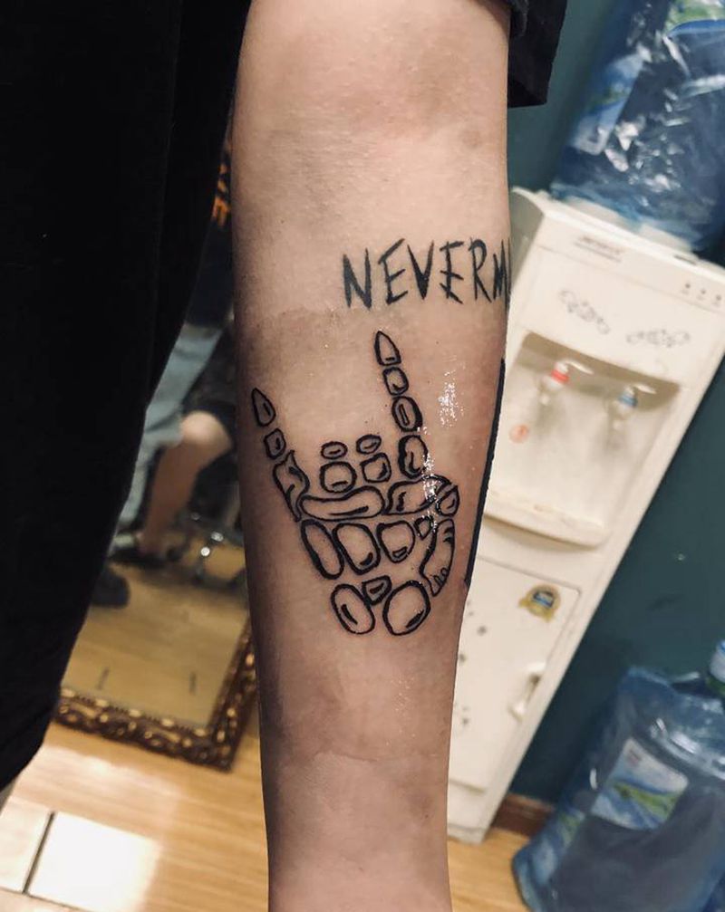 yeah纹身图片_几何手势纹身图案