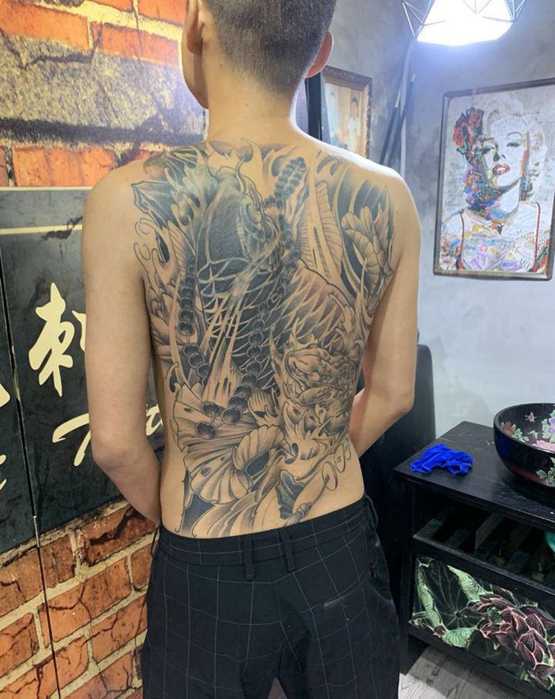 满背鲤鱼纹身图片_背部老传统新传统鱼满背纹身图案
