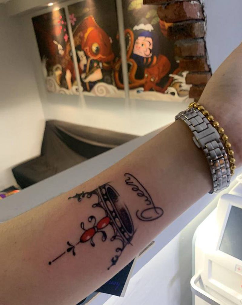 女王的皇冠纹身图片_手臂手部水彩几何小清新皇冠手腕纹身图案