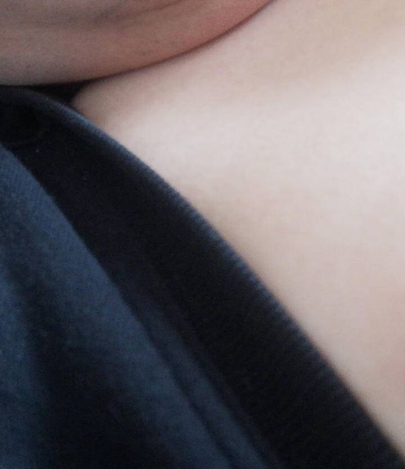 遮盖～名 刻在心纹身图片_胸部几何New School暗黑线条纹身图案