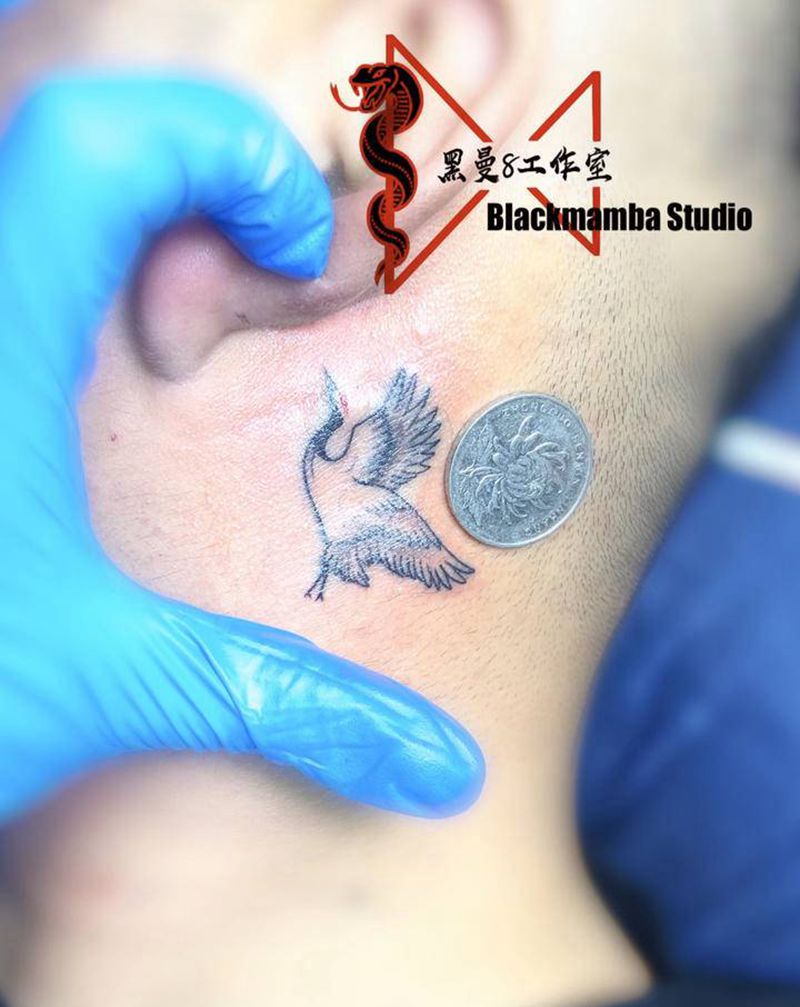 仙鹤纹身图片_颈部仙鹤小清新纹身图案