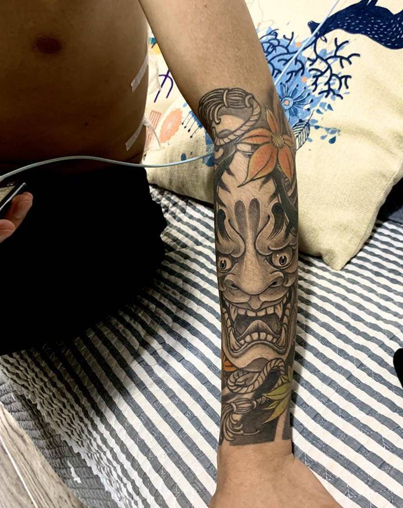 般若恢复后纹身图片_手臂新传统般若小手臂枫叶纹身图案