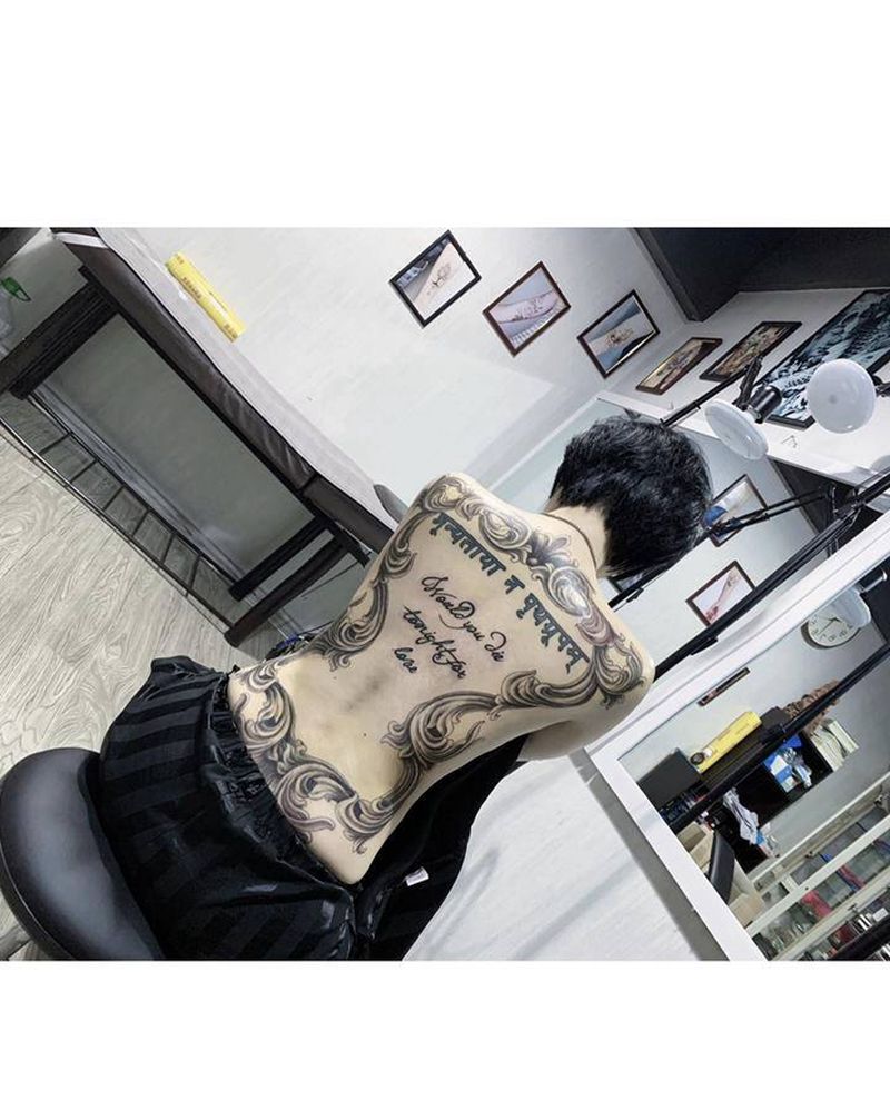 女生满背纹身图片_背部图腾New School花藤图腾纹身图案