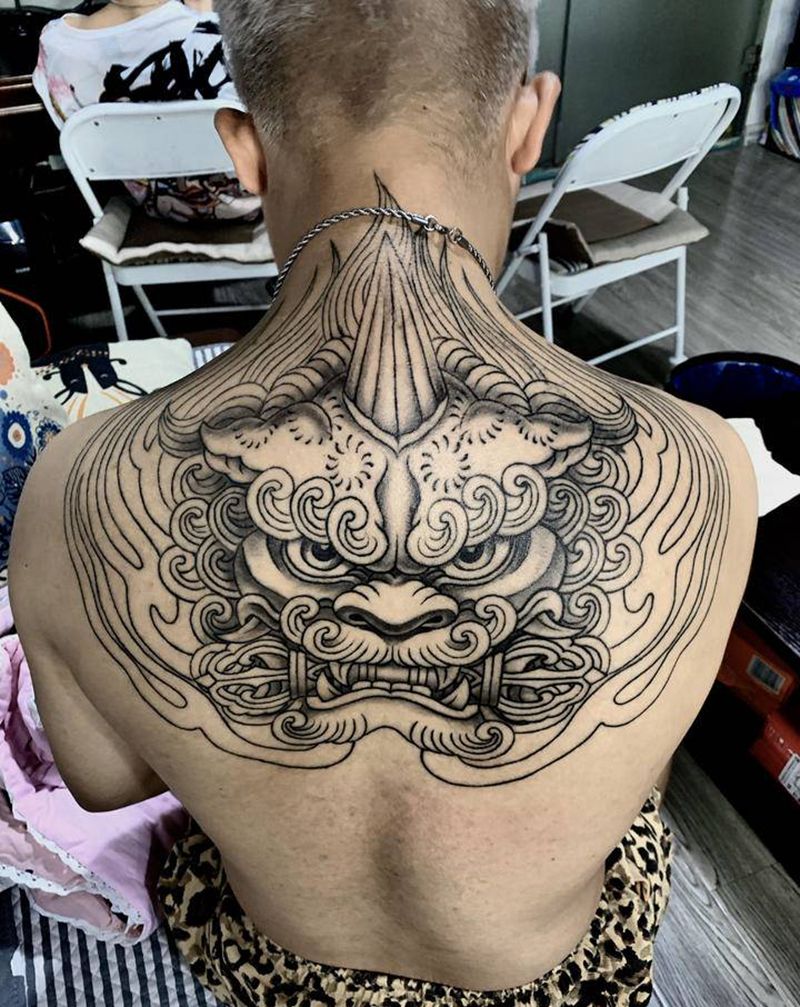 后背唐狮纹身图片_背部新传统唐狮后背传统纹身图案