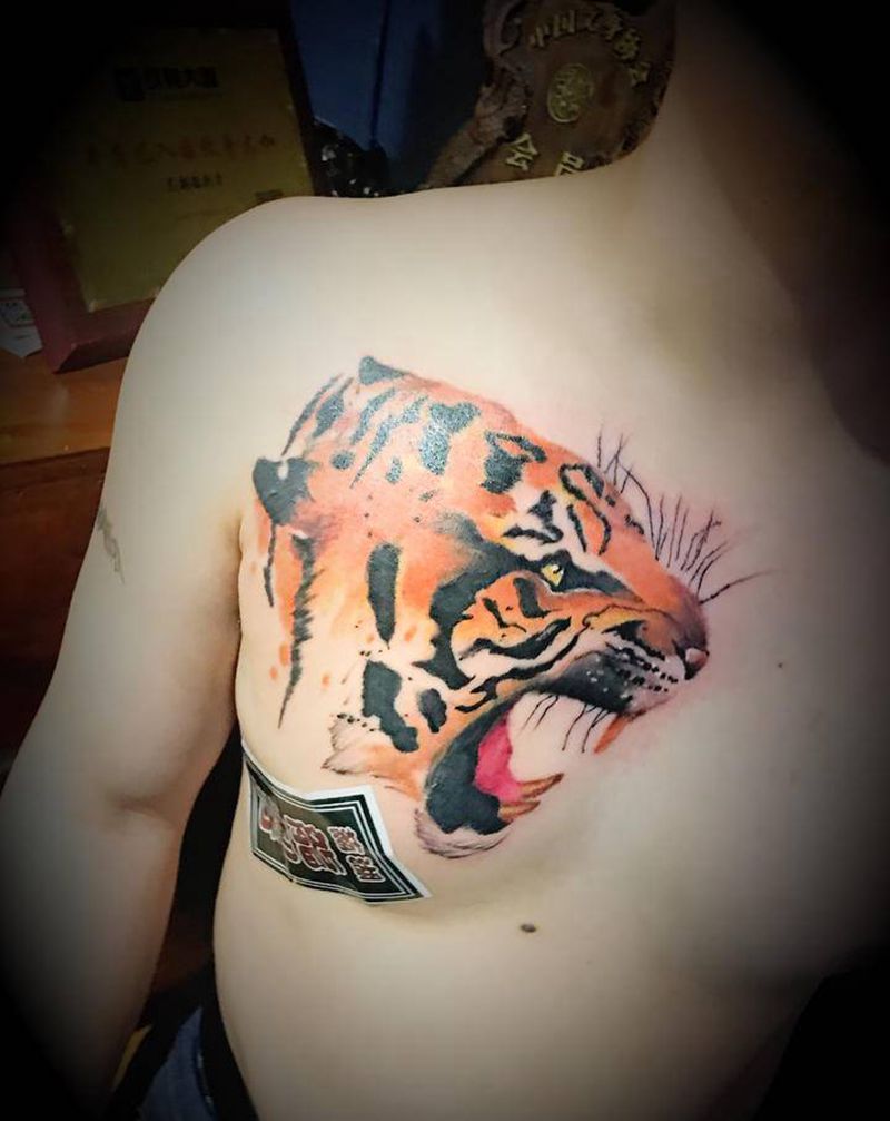 老虎纹身图片_胸部欧美写实纹身图案