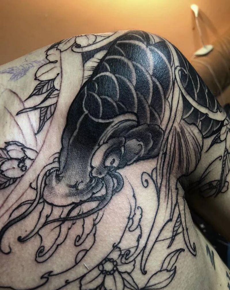 鲤鱼纹身图片_胸部新传统纹身图案